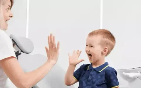 Pierwsza wizyta u dentysty z dzieckiem: Kiedy i jak bez stresu?
