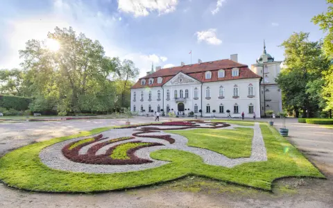 Piękny pałac z ogrodem to idealne miejsce, gdzie zabrać mamę na Dzień Matki.