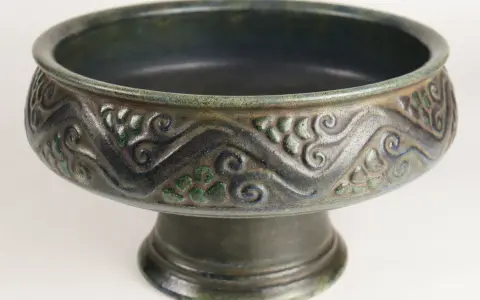 Coupe en grès émaillé aux motifs ondulés et floraux, œuvre d'Émile Lenoble.