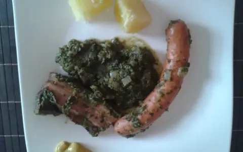 Herzhaftes Gericht mit Grünkohl, Kassler, Wurst und Kartoffeln. Ein klassisches wildkohl rezept für kalte Tage.