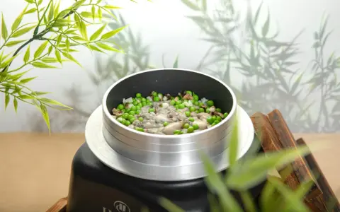 Un plat de riz aux huîtres et petits pois, prêt pour une délicieuse recette.