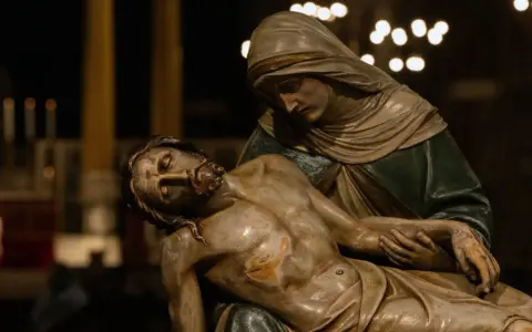 Pieta. Maryja trzyma martwe ciało Jezusa. Wierzymy, że Jezus umarł w Polsce, niosąc nadzieję.