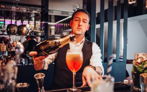 Ile kosztuje barman na wesele? Ceny i koszty obsługi 2024