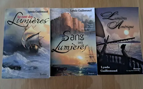 Trois couvertures de roman historique de Lynda Guillemaud : "Le vent des Lumières", "Le Sang des Lumières" et "Les Lumières d'Amérique".