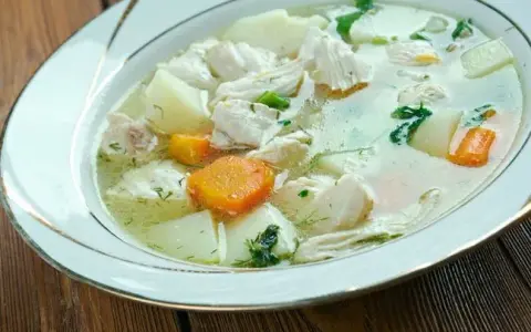 Ile kalorii ma kurczak gotowany w rosole? Zaskakująco niskie wartości!