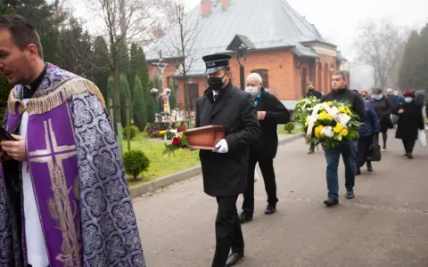 Pogrzeby w Polsce: W które dni są niemożliwe? Sprawdź, zanim zaplanujesz!