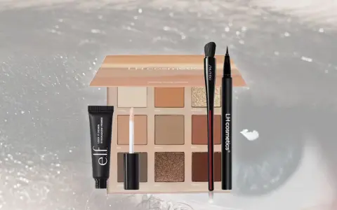 Make-up Produkte: Lidschattenpalette, Primer, Pinsel und Eyeliner auf glitzerndem Hintergrund.