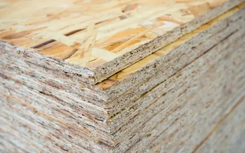 Une pile de panneaux de bois OSB, prêts pour une nouvelle construction.