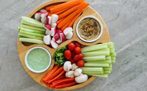 Bunte Gemüsesticks mit Hummus und Dip – perfekt für eine leichte Mahlzeit von 1000 Kalorien am Tag.