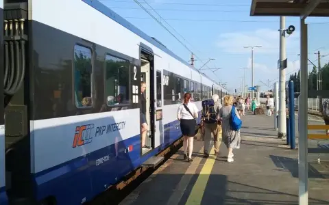 PKP Intercity: Wcześniejszy pociąg? Zmień bilet i jedź bez problemów!