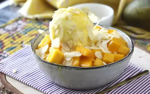 Pyszne Bingsu przepis: mrożony deser z lodami, kostkami mango i płatkami migdałów. Idealny na upalne dni.