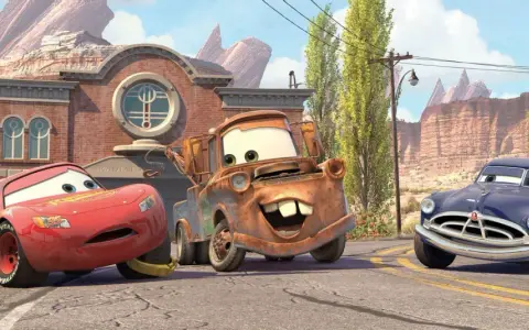 Zabawne auta z bajki: Zygzak McQueen, Złomek i Doc Hudson na tle Route 66.