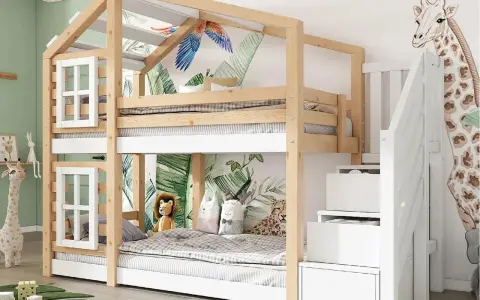 Lit superposé en bois avec un design de maison, décoré de motifs jungle et d'un perroquet. La hauteur du lit superposé est optimisée pour une chambre d'enfant.