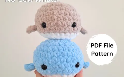 Dos ballenas amigurumi apiladas, una beige y otra azul. ¡Descarga el patrón PDF para crear las tuyas!