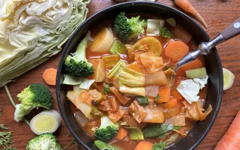 Herzhaftes Kohlsuppe Rezept mit viel Gemüse wie Kohl, Karotten, Lauch und Brokkoli. Ein gesundes und wärmendes Gericht.