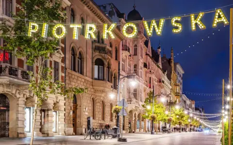 Ulica Piotrkowska nocą, rozświetlona neonami i girlandami, to jedna z głównych łódzkich atrakcji turystycznych.