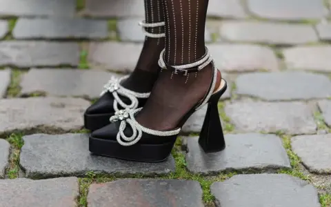 Eleganckie buty portugalskie damskie na platformie z ozdobnymi kokardkami z cyrkonii i nietypowym obcasem.