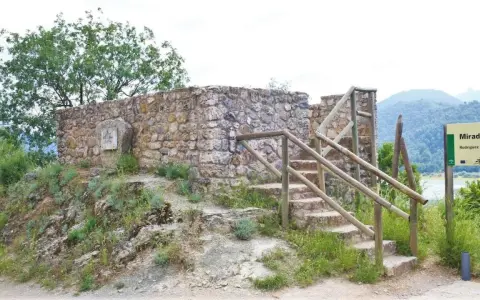 Mirador en la ruta Félix Rodríguez de la Fuente. Escaleras de piedra y madera suben a un muro de piedra.