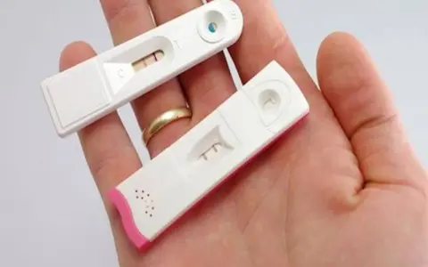 Dwa testy ciążowe w dłoni. Oba pokazują jeden pasek, co oznacza negatywny test ciążowy.