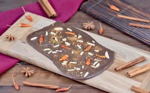 Selbstgemachte Schokolade mit Chili, Mandeln und Zimt. Ein Genuss für alle, die Schokolade selber machen und das Besondere lieben.