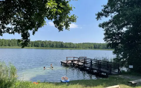 Idealne miejsce na agroturystykę dla dzieci nad jeziorem. Kąpielisko, pomost, deska SUP i mnóstwo zieleni.