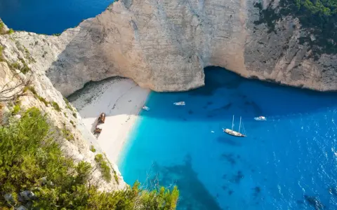 Widok na Zatokę Wraku na Zakynthos. Czy warto? Tak, dla takich widoków! Błękitne morze, biała plaża i klify.