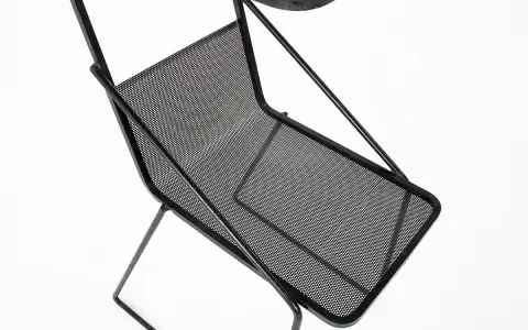 Porte-revues en métal perforé noir, design iconique de Mathieu Matégot.
