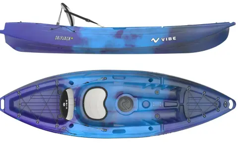 Zwei Ansichten eines blauen und violetten Vibe Skipjack 90 Kajaks, bereit für einen Sit-on-Top-Kajak-Test.