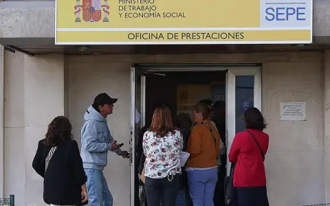 Personas esperan en la oficina de prestaciones del SEPE, donde se tramita lo que se considera renta para el SEPE.