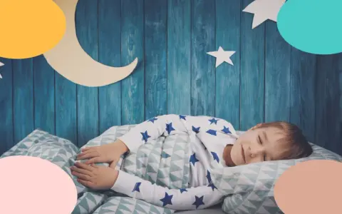Niño duerme plácidamente en su cama, con pijama de estrellas. Es hora de acostarse y soñar con la luna y las estrellas decoran su habitación.
