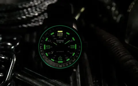 Zegarek Traser z tarczą świecącą w ciemności dzięki **super luminova**. Wskazówki i cyfry jasno oświetlają tarczę, ukazując precyzję i czytelność.