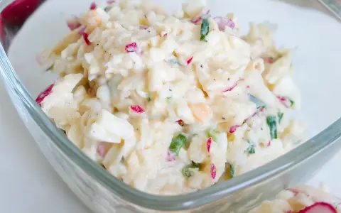 Pyszna pasta jajeczna z rzodkiewką i szczypiorkiem, idealna na kanapki.