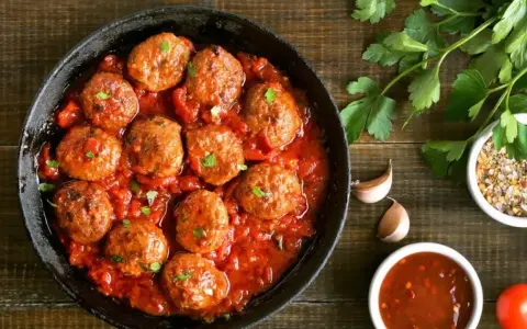 Albóndigas en salsa arguiñano, jugosas y caseras, listas para disfrutar. Un clásico que nunca falla.