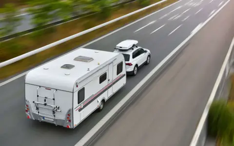 e-TOLL bus z przyczepą: Kiedy płacić? Oblicz DMC i uniknij kary!