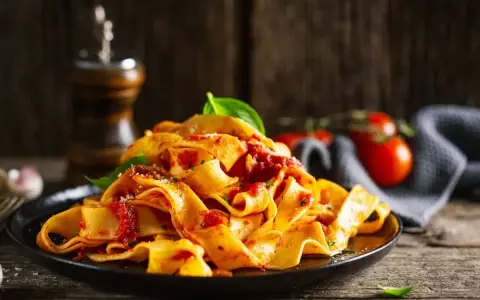 Pappardelle z sosem pomidorowym i bazylią. Inspiracja na 50 pomysłów na obiad.