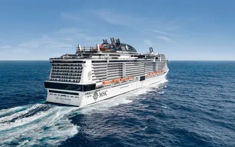 La MSC Bellissima solca il mare blu, pronta per una crociera corta indimenticabile.