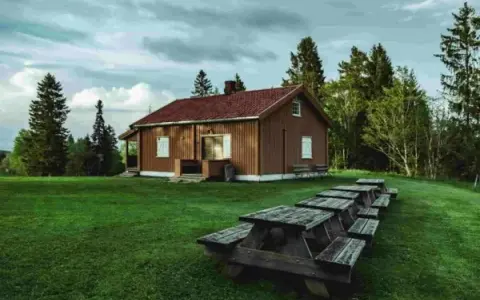 Ile domków letniskowych na działce 1000m2? Sprawdź zasady budowy