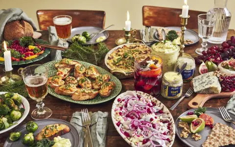 En juldukning med sill, bröd, ost och glögg. En härlig festmåltid med sill till jul.