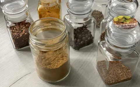Słoiczki z przyprawami: chili, kurkuma, kmin rzymski, kolendra, gorczyca. Idealne, jakie przyprawy do curry!