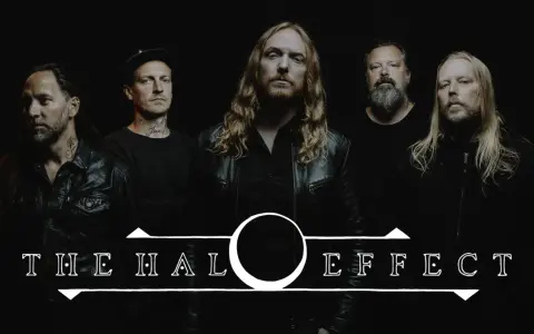 Medlemmar av the halo effect poserar framför en svart bakgrund. Bandnamnet "THE HALO EFFECT" syns i vitt nedtill.