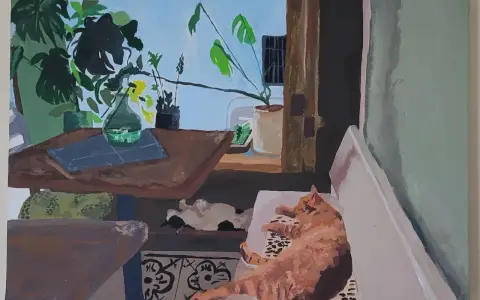 En tunn målning visar en orange katt som sover på en soffa, med växter och ett bord i bakgrunden.