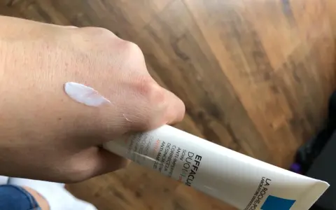 Effaclar Duo+ SPF30: Czy to hit dla cery trądzikowej z przebarwieniami?