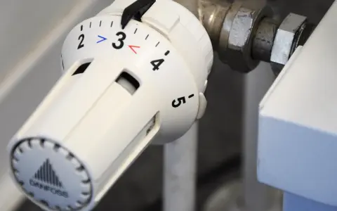 Termostat på element inställd på 3. Vrid för att ta bort element om det behövs.