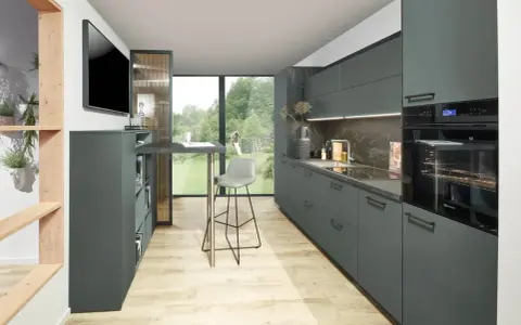 Elegante cocina con gabinetes grises y encimera de piedra. La combinacion colores para cocina es moderna y sofisticada, con toques de madera natural.
