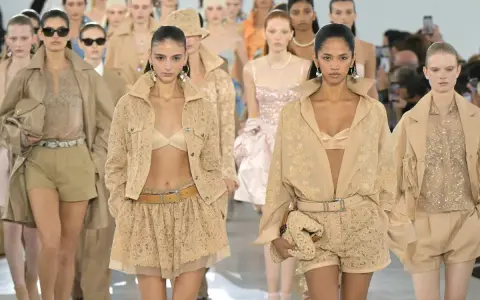 Sfilata di moda a Milano, Milano Fashion Week 2024: modelle con outfit in pizzo color sabbia, giacche leggere e shorts.