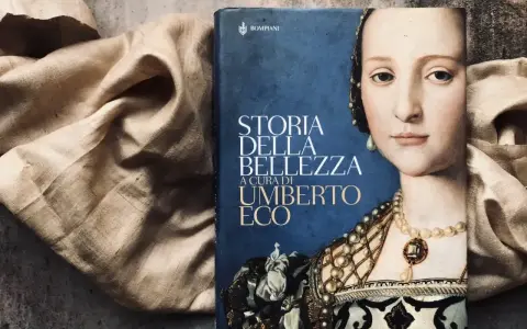 Książka Umberto Eco "Historia Piękna" to fascynująca podróż przez wieki, odkrywająca piękno w sztuce i literaturze.