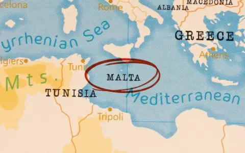 Mapa pokazuje, gdzie jest Malta, wyspa na Morzu Śródziemnym, między Tunezją a Grecją.