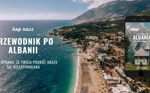 Przewodnik po Albanii, który sprawi, że Twoja podróż będzie niezapomniana. Widok na wybrzeże i góry, z telefonem prezentującym okładkę książki o Albanii.