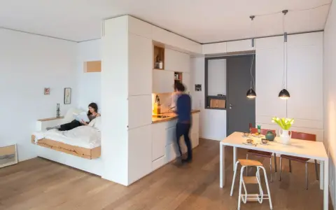 Un letto sospeso e una cucina a vista: idee per arredare casa in modo funzionale e moderno.
