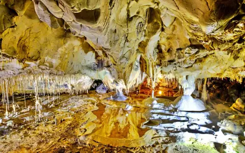 Intérieur de la grotte de Thouzon, avec ses stalactites et stalagmites. La durée de visite est d'environ 1h.